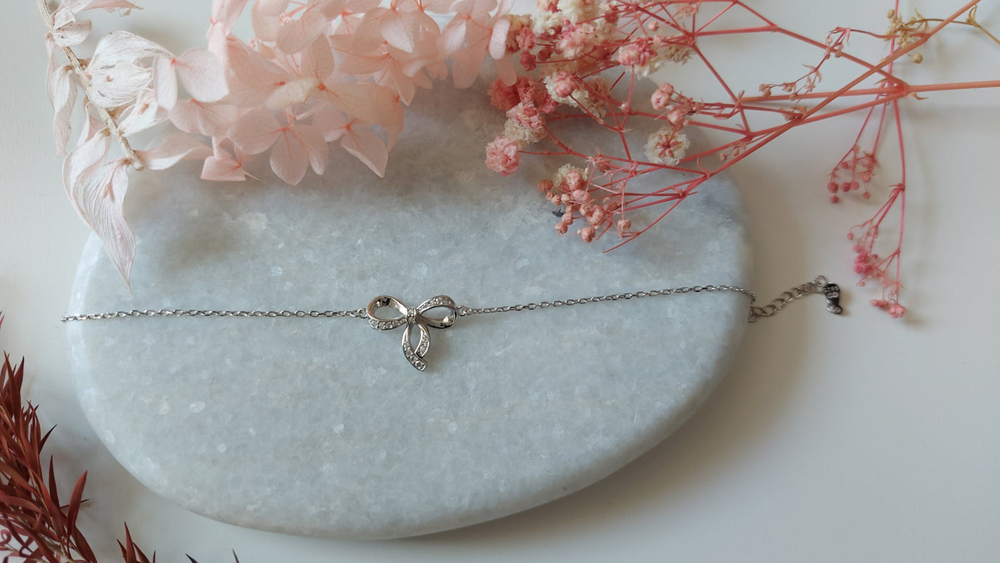 De zilveren boog knoop ketting